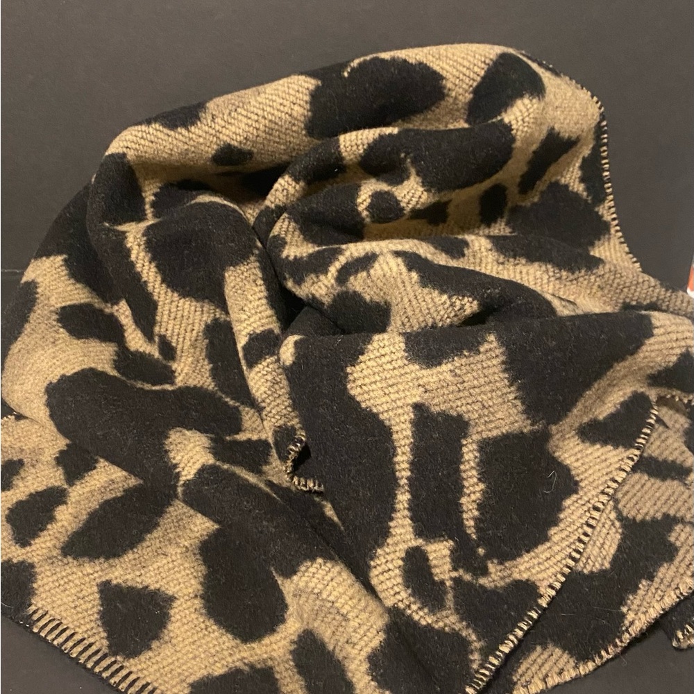 Burberry Animal Print Chunky Scarf, NWT - Picture 4 of 6